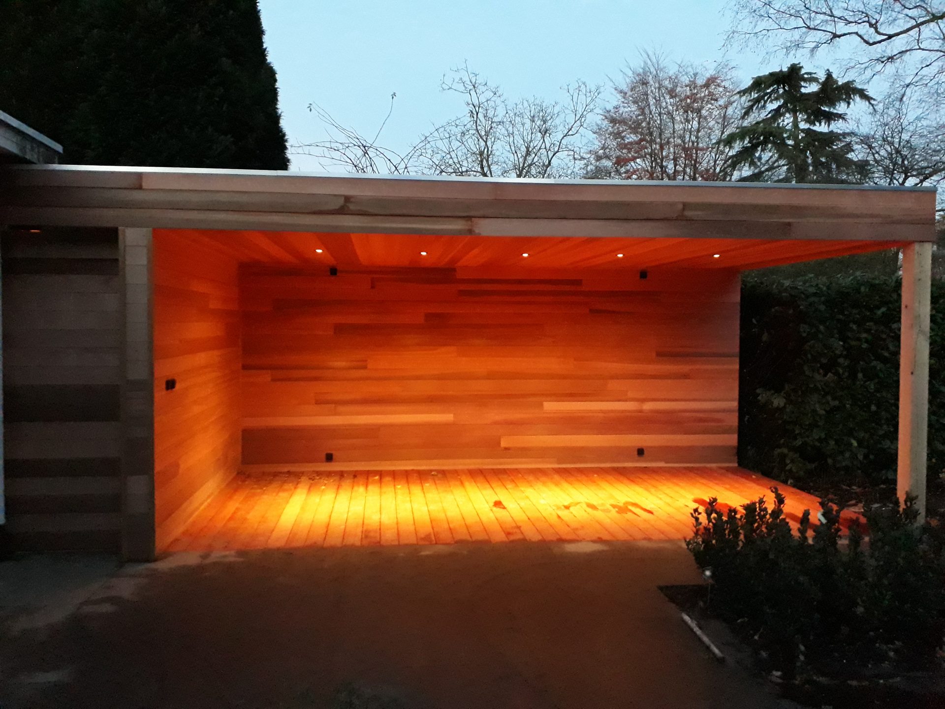 Houten tuinpaviljoen met verlichting