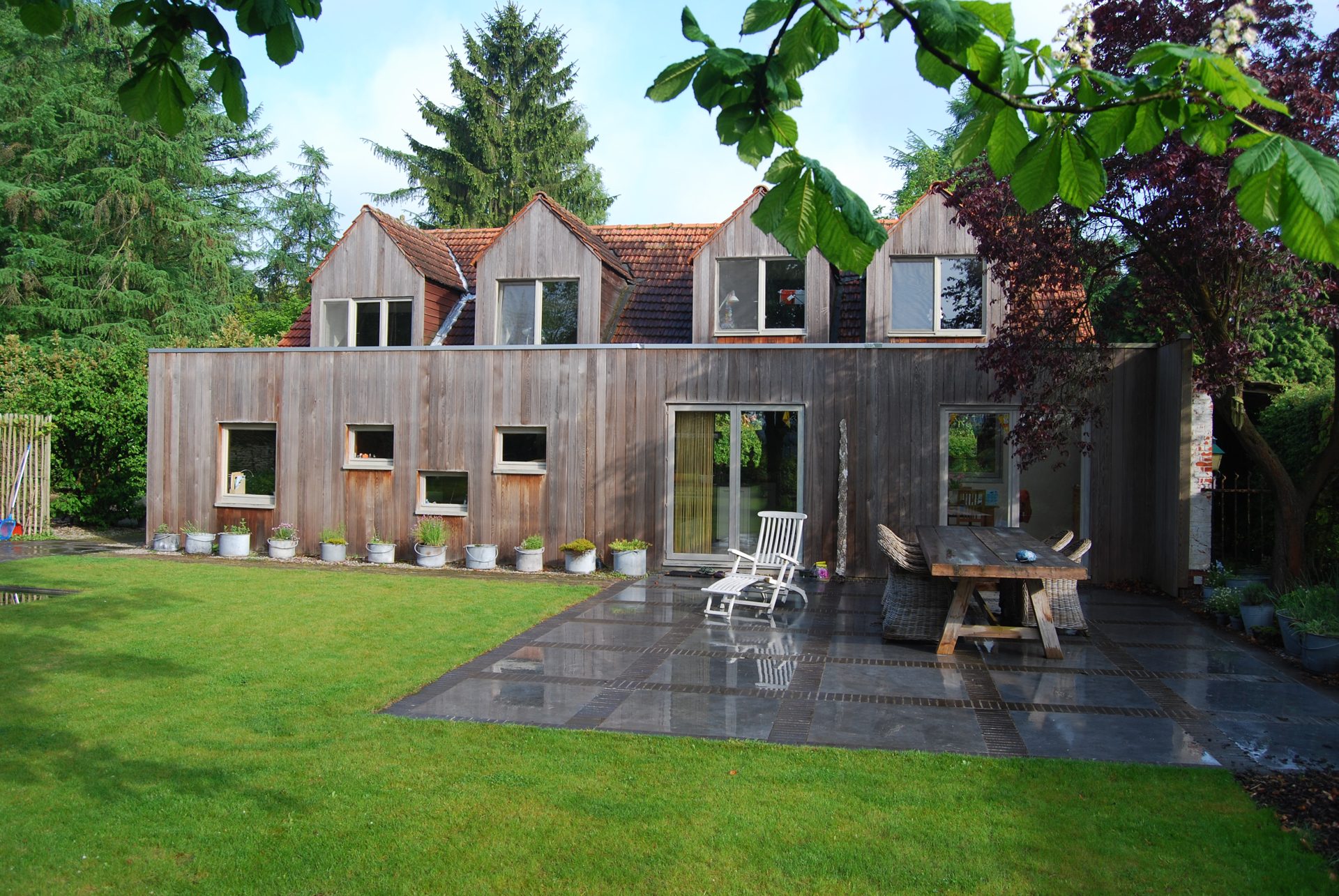 Terras bij houten woning